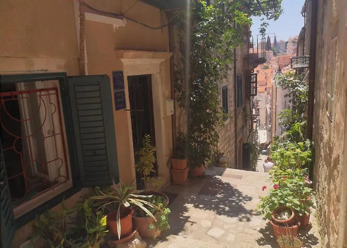 Old Town E Apartments